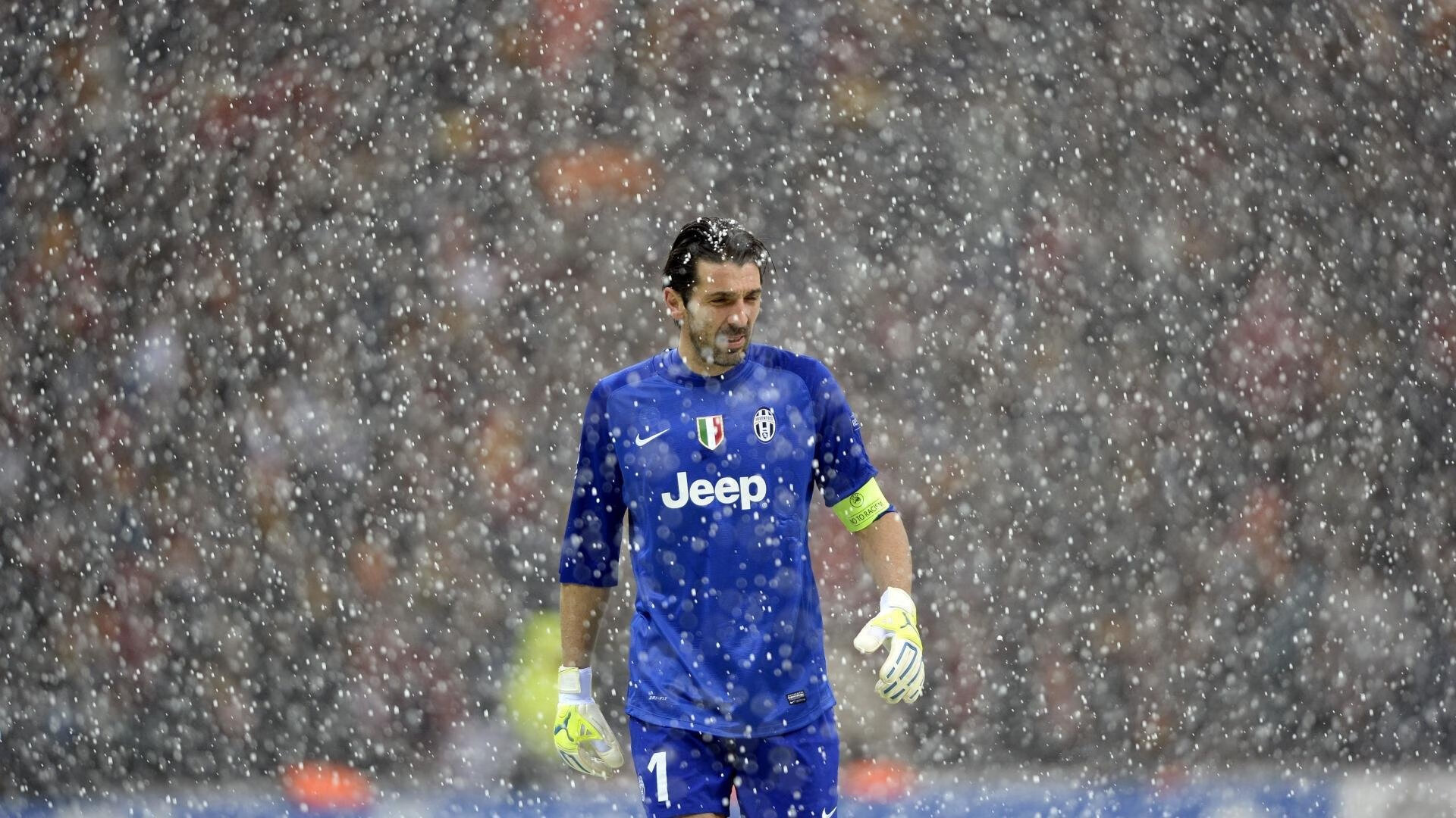 现场气氛火爆！球迷欢呼声不断，场面热烈！，球迷们非常激动